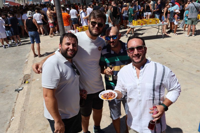 GALERIA DE FOTOS de l'estrene del BARET de les festes de DUANES: gran ambient, “botellins” a caixes i, a més… bous a la mar GALERIA DE FOTOS de l'estrene del BARET de les festes de DUANES: gran ambient, “botellins” a caixes i, a més… bous a la mar